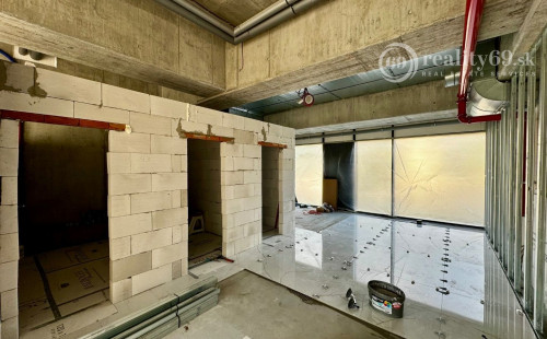 TEHELNÉ POLE - OBCHODNÝ PRIESTOR  90 M2, VHODNÝ NA OBCHOD, GASTRO, SLUŽBY