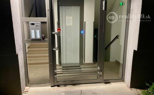 JAZERO - GALAKTICKÁ 2 IZBOVÝ BYT PRE NÁROČNÉHO KLIENTA - TOP REKONŠTRUKCIA.