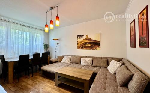 REZERVOVANÉ - JAZERO - LADOŽSKÁ PEKNÝ 3 IZBOVÝ BYT PO REKONŠTRUKCII 65 M2 + LODŽIA A PIVNICA.