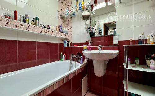 REZERVOVANÉ - JAZERO - LADOŽSKÁ PEKNÝ 3 IZBOVÝ BYT PO REKONŠTRUKCII 65 M2 + LODŽIA A PIVNICA.