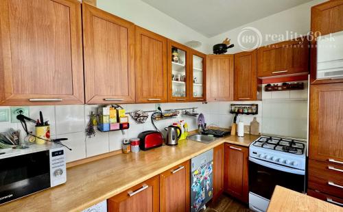 REZERVOVANÉ - JAZERO - LADOŽSKÁ PEKNÝ 3 IZBOVÝ BYT PO REKONŠTRUKCII 65 M2 + LODŽIA A PIVNICA.