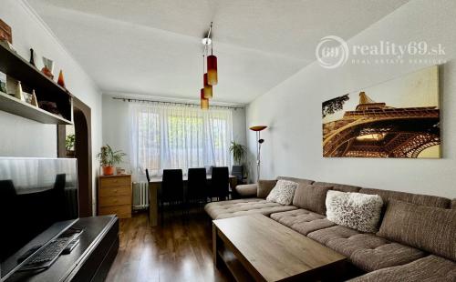 REZERVOVANÉ - JAZERO - LADOŽSKÁ PEKNÝ 3 IZBOVÝ BYT PO REKONŠTRUKCII 65 M2 + LODŽIA A PIVNICA.