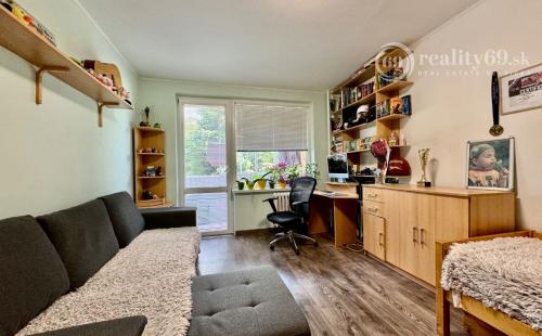 REZERVOVANÉ - JAZERO - LADOŽSKÁ PEKNÝ 3 IZBOVÝ BYT PO REKONŠTRUKCII 65 M2 + LODŽIA A PIVNICA.