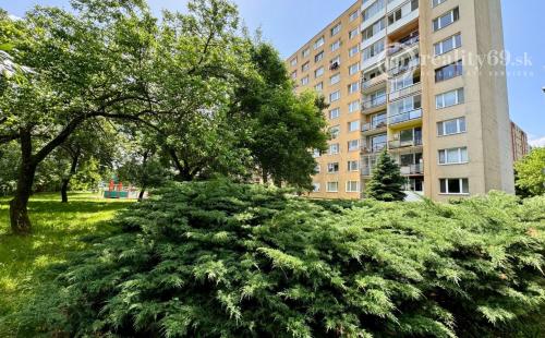 REZERVOVANÉ - JAZERO - LADOŽSKÁ PEKNÝ 3 IZBOVÝ BYT PO REKONŠTRUKCII 65 M2 + LODŽIA A PIVNICA.