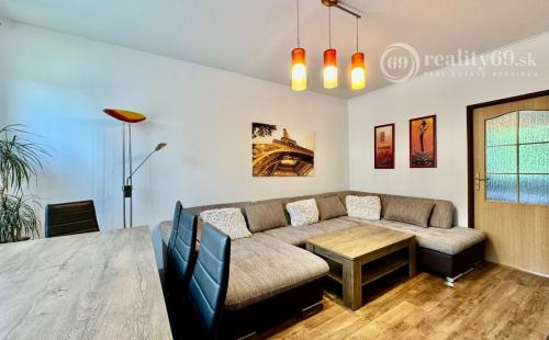 REZERVOVANÉ - JAZERO - LADOŽSKÁ PEKNÝ 3 IZBOVÝ BYT PO REKONŠTRUKCII 65 M2 + LODŽIA A PIVNICA.