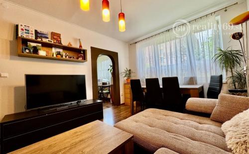 REZERVOVANÉ - JAZERO - LADOŽSKÁ PEKNÝ 3 IZBOVÝ BYT PO REKONŠTRUKCII 65 M2 + LODŽIA A PIVNICA.