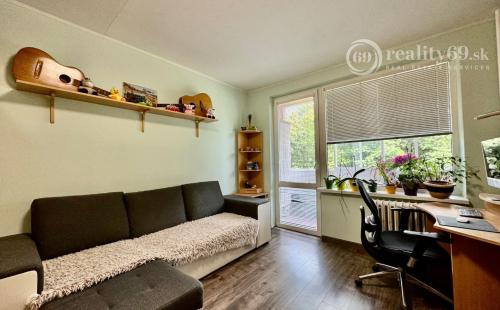 REZERVOVANÉ - JAZERO - LADOŽSKÁ PEKNÝ 3 IZBOVÝ BYT PO REKONŠTRUKCII 65 M2 + LODŽIA A PIVNICA.