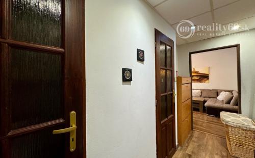 REZERVOVANÉ - JAZERO - LADOŽSKÁ PEKNÝ 3 IZBOVÝ BYT PO REKONŠTRUKCII 65 M2 + LODŽIA A PIVNICA.