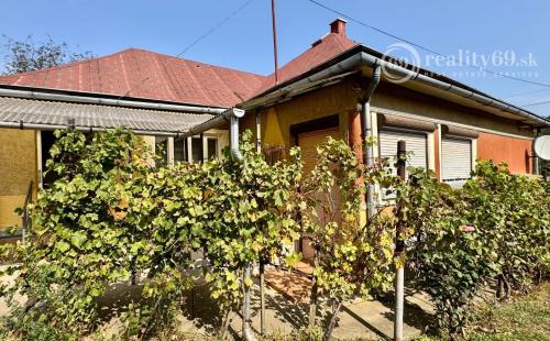 MAĎARSKO - PEKNÝ 2 IZBOVÝ RODINNÝ DOM, 2 x GARÁŽ, POZEMOK 800 M2