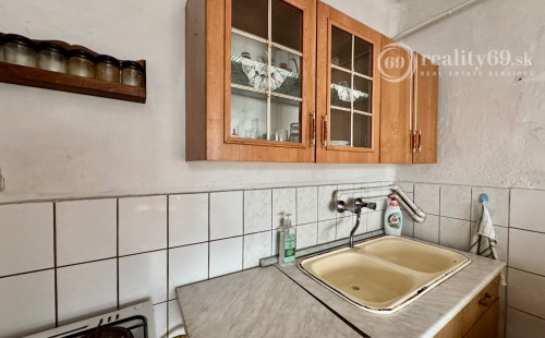 MAĎARSKO - PEKNÝ 2 IZBOVÝ RODINNÝ DOM, 2 x GARÁŽ, POZEMOK 800 M2