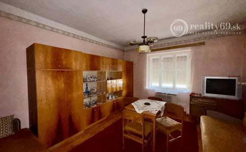 MAĎARSKO - PEKNÝ 2 IZBOVÝ RODINNÝ DOM, 2 x GARÁŽ, POZEMOK 800 M2