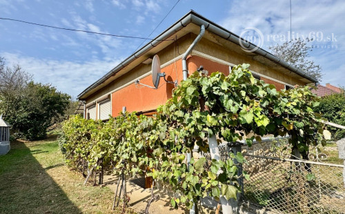 MAĎARSKO - PEKNÝ 2 IZBOVÝ RODINNÝ DOM, 2 x GARÁŽ, POZEMOK 800 M2