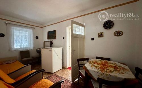 MAĎARSKO - PEKNÝ 2 IZBOVÝ RODINNÝ DOM, 2 x GARÁŽ, POZEMOK 800 M2