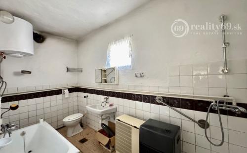 MAĎARSKO - PEKNÝ 2 IZBOVÝ RODINNÝ DOM, 2 x GARÁŽ, POZEMOK 800 M2