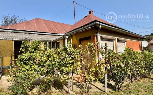 MAĎARSKO - PEKNÝ 2 IZBOVÝ RODINNÝ DOM, 2 x GARÁŽ, POZEMOK 800 M2