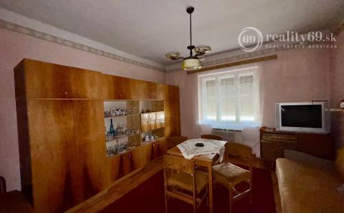 MAĎARSKO - PEKNÝ 2 IZBOVÝ RODINNÝ DOM, 2 x GARÁŽ, POZEMOK 800 M2