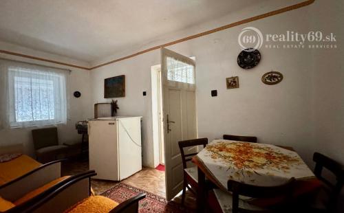 MAĎARSKO - PEKNÝ 2 IZBOVÝ RODINNÝ DOM, 2 x GARÁŽ, POZEMOK 800 M2