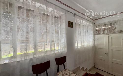 MAĎARSKO - PEKNÝ 2 IZBOVÝ RODINNÝ DOM, 2 x GARÁŽ, POZEMOK 800 M2