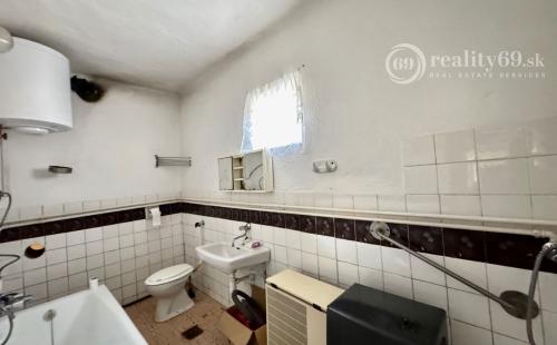 MAĎARSKO - PEKNÝ 2 IZBOVÝ RODINNÝ DOM, 2 x GARÁŽ, POZEMOK 800 M2