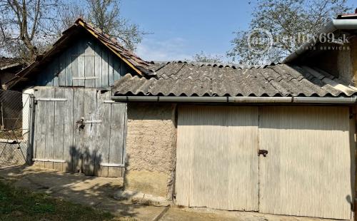 MAĎARSKO - PEKNÝ 2 IZBOVÝ RODINNÝ DOM, 2 x GARÁŽ, POZEMOK 800 M2