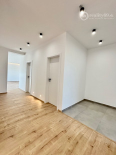 HANISKA - KVALITNÁ NOVOSTAVBA 4 IZBOVÉHO RD, GARÁŽOVÉ STÁTIE, TERASA.