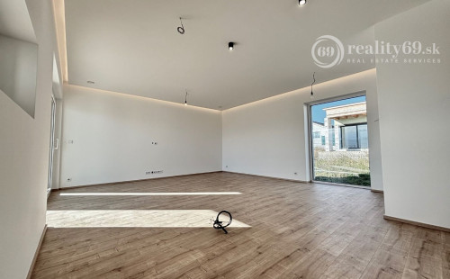 HANISKA - KVALITNÁ NOVOSTAVBA 4 IZBOVÉHO RD, GARÁŽOVÉ STÁTIE, TERASA.