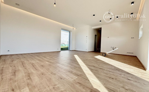 HANISKA - KVALITNÁ NOVOSTAVBA 4 IZBOVÉHO RD, GARÁŽOVÉ STÁTIE, TERASA.