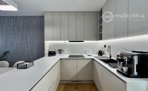 CENTRUM MESTA - TIMONOVA -  NOVOSTAVBA 2 IZBOVÝ KOMPLETNE ZARIADENÝ BYT S PARKOVACÍM MIESTOM.