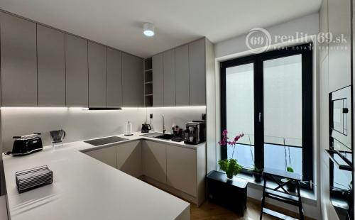 CENTRUM MESTA - TIMONOVA -  NOVOSTAVBA 2 IZBOVÝ KOMPLETNE ZARIADENÝ BYT S PARKOVACÍM MIESTOM.