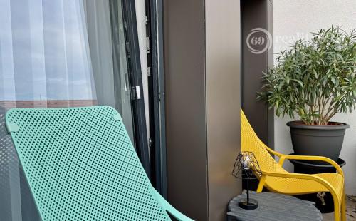 CENTRUM MESTA - TIMONOVA -  NOVOSTAVBA 2 IZBOVÝ KOMPLETNE ZARIADENÝ BYT S PARKOVACÍM MIESTOM.