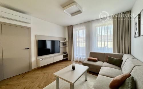 CENTRUM MESTA - TIMONOVA -  NOVOSTAVBA 2 IZBOVÝ KOMPLETNE ZARIADENÝ BYT S PARKOVACÍM MIESTOM.