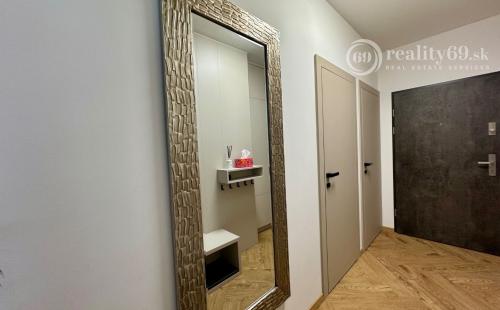 CENTRUM MESTA - TIMONOVA -  NOVOSTAVBA 2 IZBOVÝ KOMPLETNE ZARIADENÝ BYT S PARKOVACÍM MIESTOM.