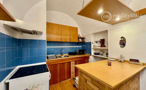 HISTORICKÉ CENTRUM MESTA - HLAVNÁ ULICA PEKNÝ PAVLAČOVÝ BYT 62 M2.