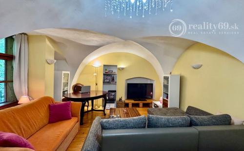 HISTORICKÉ CENTRUM MESTA - HLAVNÁ ULICA PEKNÝ PAVLAČOVÝ BYT 62 M2.