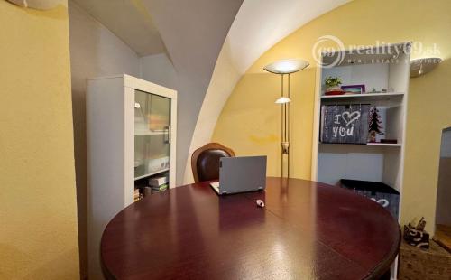 HISTORICKÉ CENTRUM MESTA - HLAVNÁ ULICA PEKNÝ PAVLAČOVÝ BYT 62 M2.