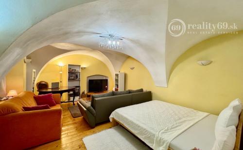 HISTORICKÉ CENTRUM MESTA - HLAVNÁ ULICA PEKNÝ PAVLAČOVÝ BYT 62 M2.