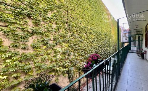 HISTORICKÉ CENTRUM MESTA - HLAVNÁ ULICA PEKNÝ PAVLAČOVÝ BYT 62 M2.