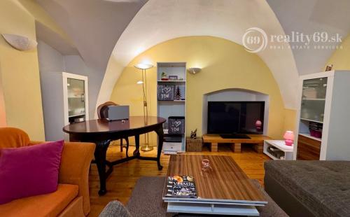 HISTORICKÉ CENTRUM MESTA - HLAVNÁ ULICA PEKNÝ PAVLAČOVÝ BYT 62 M2.