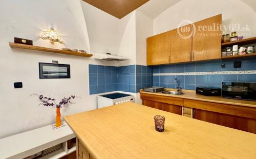 HISTORICKÉ CENTRUM MESTA - HLAVNÁ ULICA PEKNÝ PAVLAČOVÝ BYT 62 M2.