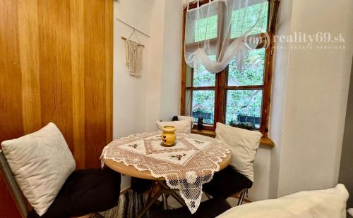 HISTORICKÉ CENTRUM MESTA - HLAVNÁ ULICA PEKNÝ PAVLAČOVÝ BYT 62 M2.