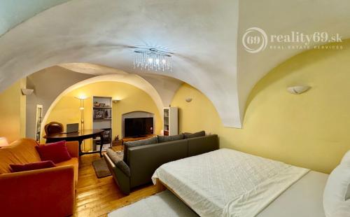 HISTORICKÉ CENTRUM MESTA - HLAVNÁ ULICA PEKNÝ PAVLAČOVÝ BYT 62 M2.