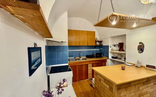 HISTORICKÉ CENTRUM MESTA - HLAVNÁ ULICA PEKNÝ PAVLAČOVÝ BYT 62 M2.