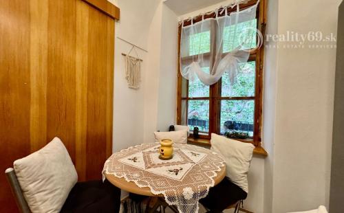 HISTORICKÉ CENTRUM MESTA - HLAVNÁ ULICA PEKNÝ PAVLAČOVÝ BYT 62 M2.