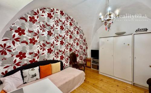 HISTORICKÉ CENTRUM MESTA - HLAVNÁ ULICA PEKNÝ PAVLAČOVÝ BYT 62 M2.