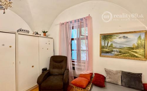 HISTORICKÉ CENTRUM MESTA - HLAVNÁ ULICA PEKNÝ PAVLAČOVÝ BYT 62 M2.