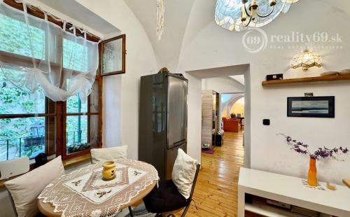 HISTORICKÉ CENTRUM MESTA - HLAVNÁ ULICA PEKNÝ PAVLAČOVÝ BYT 62 M2.