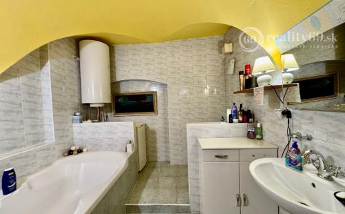 HISTORICKÉ CENTRUM MESTA - HLAVNÁ ULICA PEKNÝ PAVLAČOVÝ BYT 62 M2.