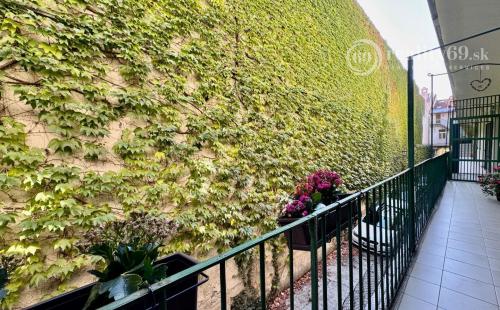 HISTORICKÉ CENTRUM MESTA - HLAVNÁ ULICA PEKNÝ PAVLAČOVÝ BYT 62 M2.