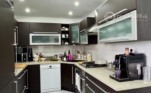 REZERVOVANÉ - TERASA - RUŽOVÁ PEKNÝ 3 IZBOVÝ BYT PO REKONŠTRUKCII 70 M2 SO ŠATNÍKOM.