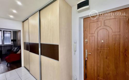 REZERVOVANÉ - TERASA - RUŽOVÁ PEKNÝ 3 IZBOVÝ BYT PO REKONŠTRUKCII 70 M2 SO ŠATNÍKOM.